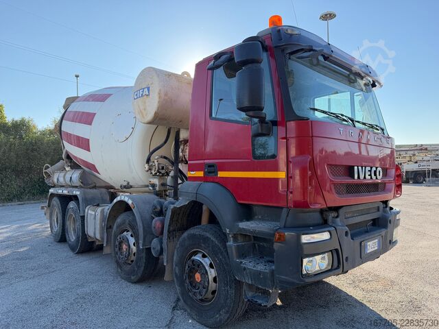 Concrete mixer truck Iveco trakker