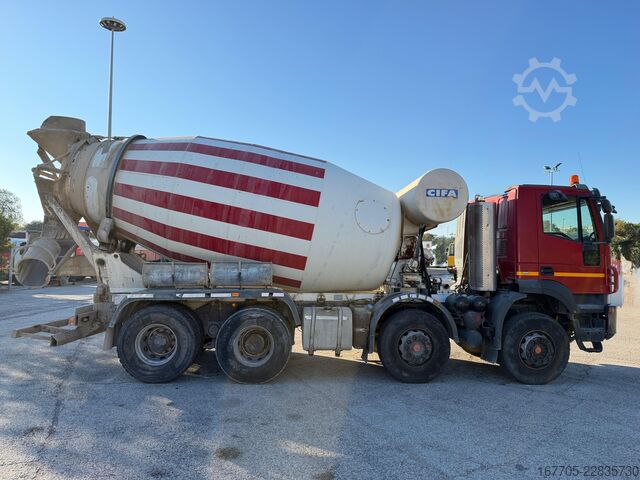 Concrete mixer truck Iveco trakker