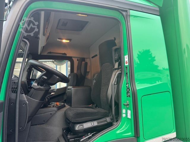 Box truck MERCEDES-BENZ 1824 L Koffer 7.2 Seitentür LBW 2t Kamera