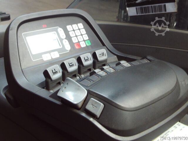 3-wheel forklift CLARCK BT REFLEX UITSCHUIFBAARE ZIJ LADER