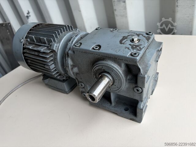 SEW-EURODRIVE S40DT71D-4 0.37 kW 69 rpm 43 Nm i=20.3 3-phase SEW-EURODRIVE S40DT71D-4 0,37 kW 69 obr./min 43 Nm i=20,3 3-fazowy SEW-EURODRIVE S40DT71D-4 0,37 kW 69 obr./min 43 Nm i=20,3 3-fazowy
