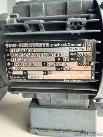 SEW-EURODRIVE S40DT71D-4 0.37 kW 69 rpm 43 Nm i=20.3 3-phase SEW-EURODRIVE S40DT71D-4 0,37 kW 69 obr./min 43 Nm i=20,3 3-fazowy SEW-EURODRIVE S40DT71D-4 0,37 kW 69 obr./min 43 Nm i=20,3 3-fazowy