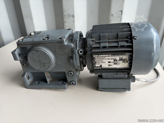 SEW-EURODRIVE S40DT71D-4 0.37 kW 69 rpm 43 Nm i=20.3 3-phase SEW-EURODRIVE S40DT71D-4 0,37 kW 69 obr./min 43 Nm i=20,3 3-fazowy SEW-EURODRIVE S40DT71D-4 0,37 kW 69 obr./min 43 Nm i=20,3 3-fazowy