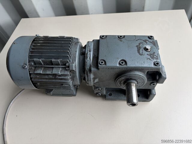SEW-EURODRIVE S40DT71D-4 0.37 kW 69 rpm 43 Nm i=20.3 3-phase SEW-EURODRIVE S40DT71D-4 0,37 kW 69 obr./min 43 Nm i=20,3 3-fazowy SEW-EURODRIVE S40DT71D-4 0,37 kW 69 obr./min 43 Nm i=20,3 3-fazowy
