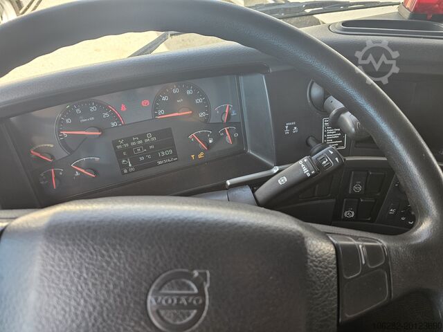 Truck with refrigerated box VOLVO FM330 6x2 FRIGOBLOCK Multizone Lenk u. L