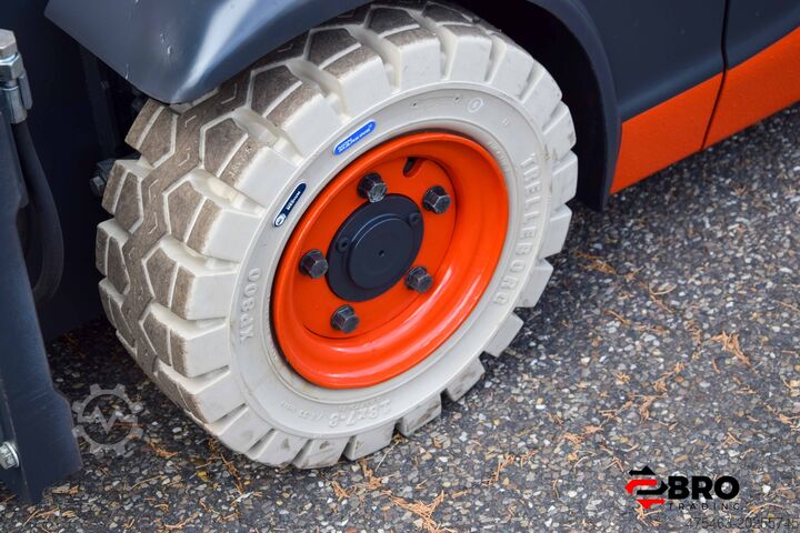 Vierrad-Gabelstapler Linde E14-02 EVO triplex