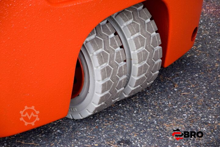 Four-wheel forklift Linde E14-02 EVO triplex