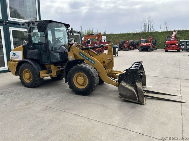 Lader Caterpillar 906M (8758)