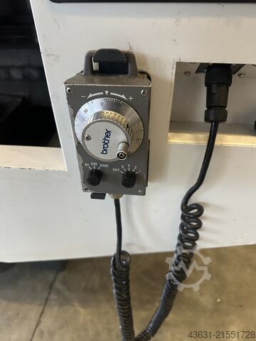 Vertikales Bearbeitungszentrum Brother Speedio S 700 X1 ähnlich Fanuc Robodrill