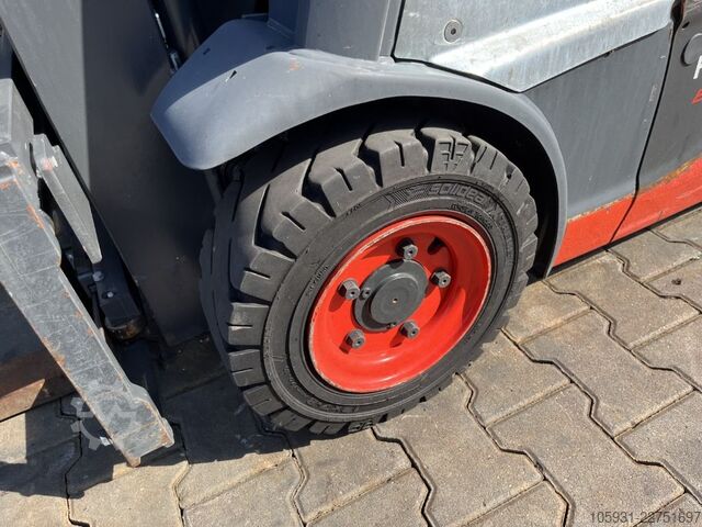 Electric 3-wheel forklift Linde E16C-02