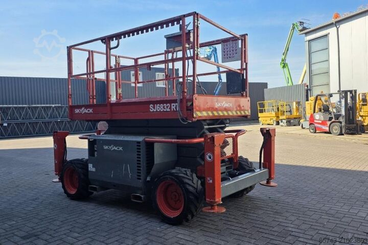 Scherenhebebühne SkyJack SJ6832RT Diesel, 4x4 Drive, 11.6m Working Height,