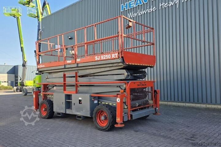 Scherenhebebühne SkyJack SJ9250RT Diesel, 4x4 Drive, 17.2m Working Height,