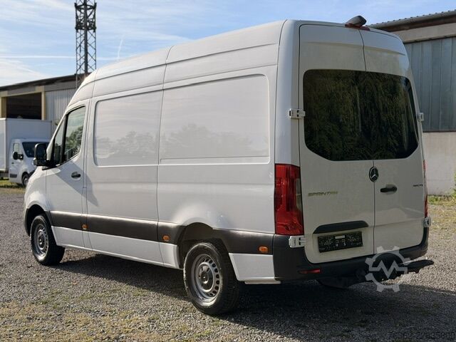 High top van Mercedes-Benz Sprinter 319 L2H2 V6 3,0L AHK-3,5T Kamer