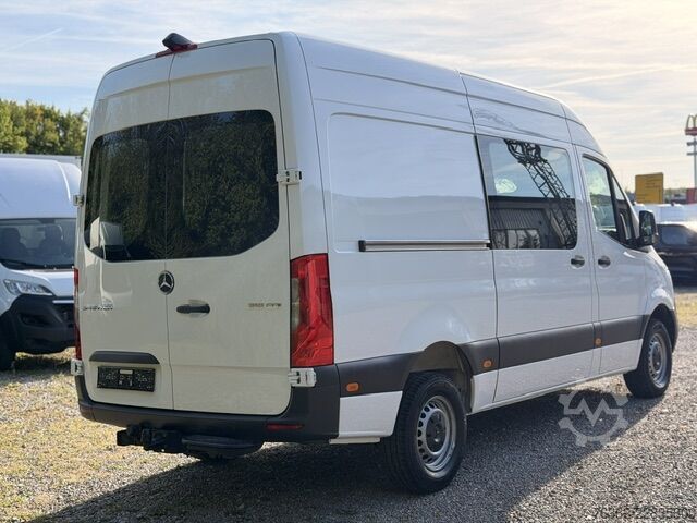 High top van Mercedes-Benz Sprinter 319 L2H2 V6 3,0L AHK-3,5T Kamer