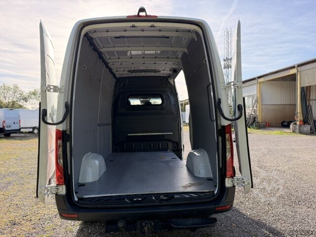 High top van Mercedes-Benz Sprinter 319 L2H2 V6 3,0L AHK-3,5T Kamer