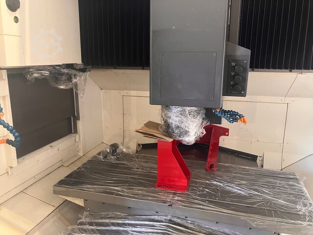 Vertical machining center Okuma GENOS M560-V-e