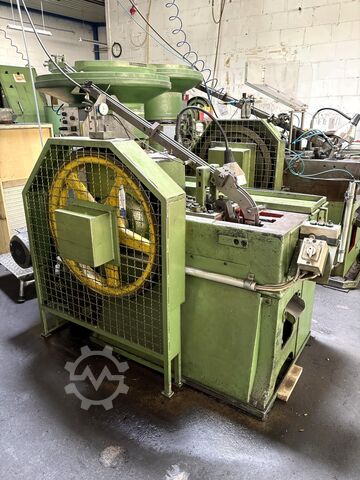 Cold heading machine including vibratory feeder Cold heading machine including vibrating feeder