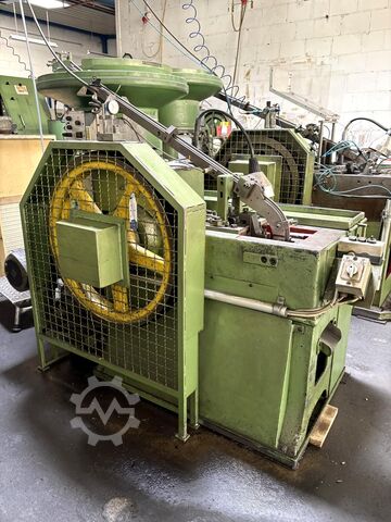 Cold heading machine including vibratory feeder Cold heading machine including vibrating feeder