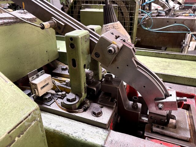 Cold heading machine including vibratory feeder Cold heading machine including vibrating feeder