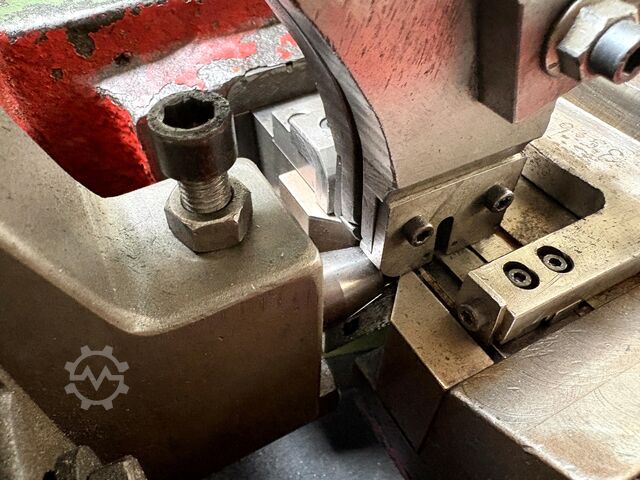 Cold heading machine including vibratory feeder Cold heading machine including vibrating feeder