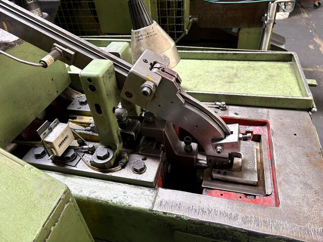 Cold heading machine including vibratory feeder Cold heading machine including vibrating feeder