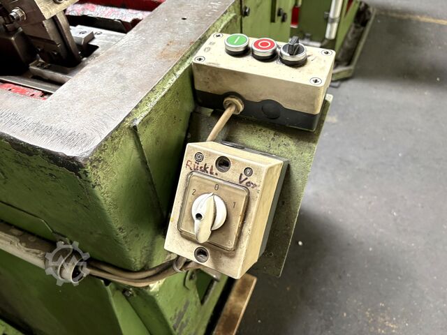 Cold heading machine including vibratory feeder Cold heading machine including vibrating feeder