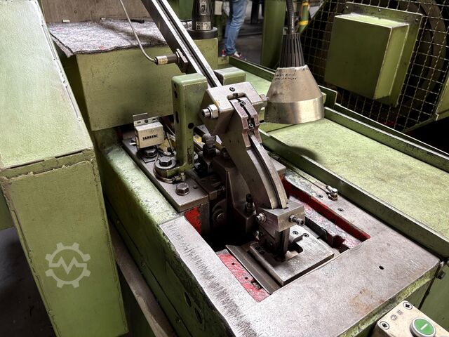 Cold heading machine including vibratory feeder Cold heading machine including vibrating feeder