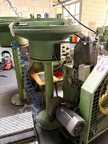 Cold heading machine including vibratory feeder Cold heading machine including vibrating feeder