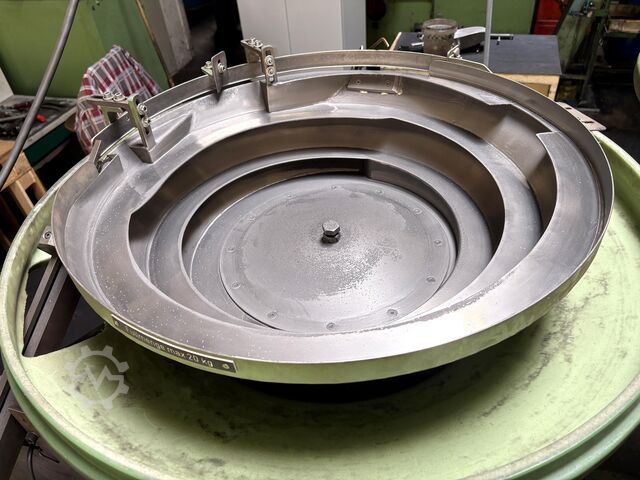 Cold heading machine including vibratory feeder Cold heading machine including vibrating feeder
