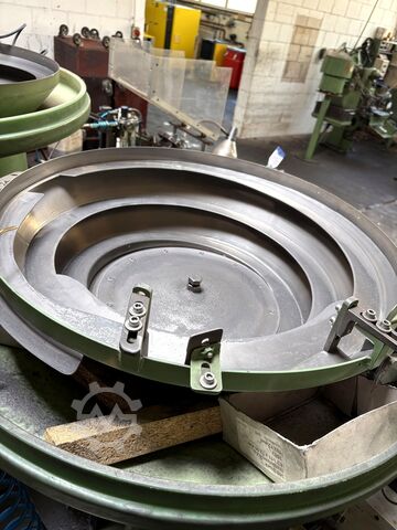 Cold heading machine including vibratory feeder Cold heading machine including vibrating feeder