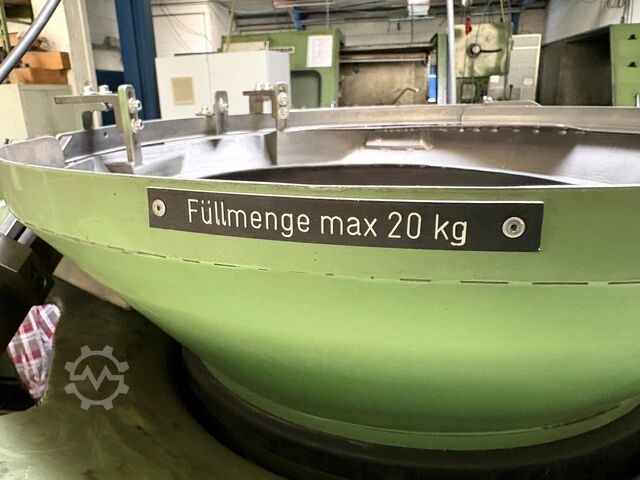 Cold heading machine including vibratory feeder Cold heading machine including vibrating feeder