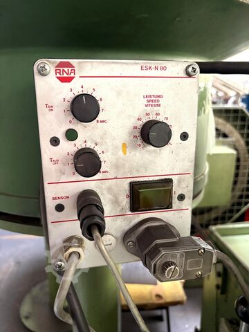 Cold heading machine including vibratory feeder Cold heading machine including vibrating feeder