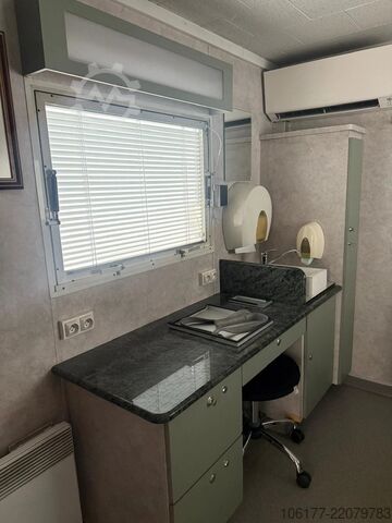 Renault Midlum 220 MEDICAL TRUCK / MEDICAL LORRY / MEDICAL VEHICLE Renault Midlum 220 MEDISCHE VRACHTWAGEN /CAMION MEDICAL...