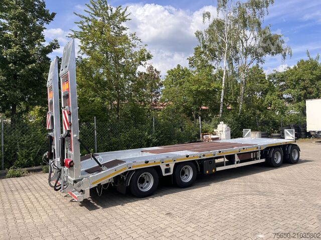 Low loader trailer Möslein T4 VB H1 gerade  neuer 4 Achs Tieflader gerade hydraulischen Rampen