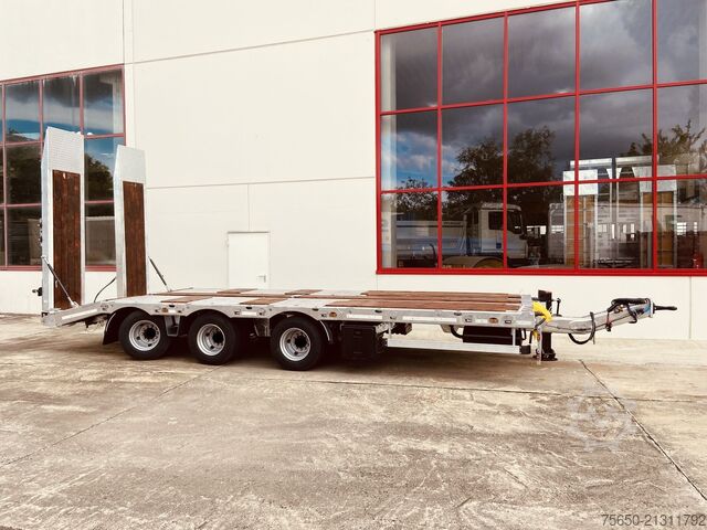 Low loader trailer Möslein TT 31  31 t GG Tridem- Tieflader 3 Achs, gelenktNeufahrzeug