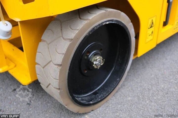 Scissor lift JCB S2046E