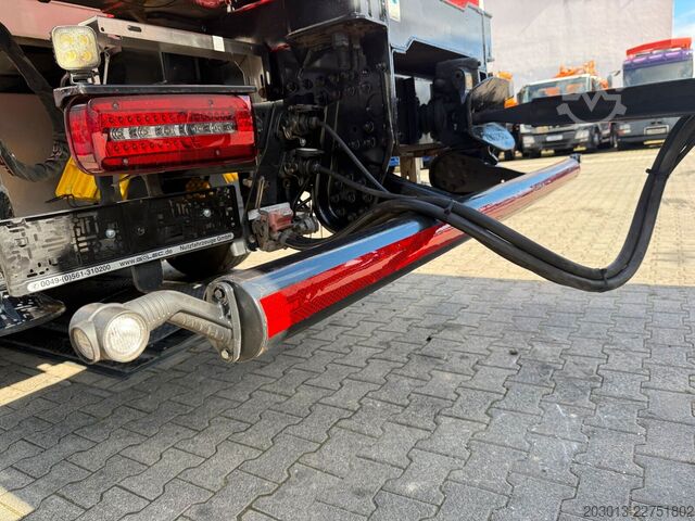 Flatbed truck MAN TGX 26.470 Euro 6 Abrollkipper mit Ladekran