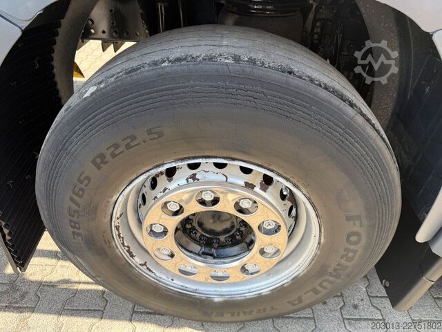 Flatbed truck MAN TGX 26.470 Euro 6 Abrollkipper mit Ladekran