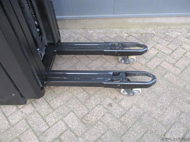 High lifting pallet truck TOYOTA SWE160L