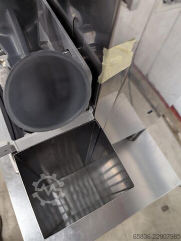 Zummo automatischer Orangenentsafter auf Edelstahlschrank Zummo 