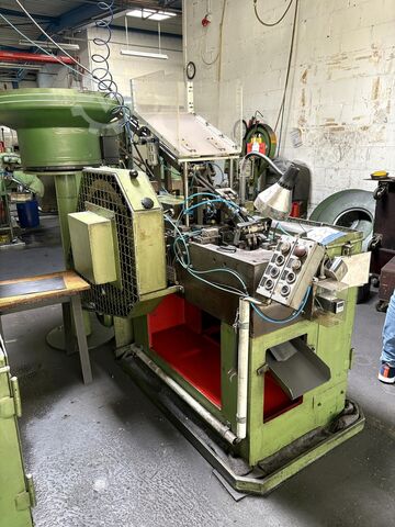 Cold heading machine including vibratory feeder Cold heading machine including vibrating feeder