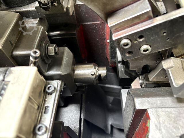Cold heading machine including vibratory feeder Cold heading machine including vibrating feeder