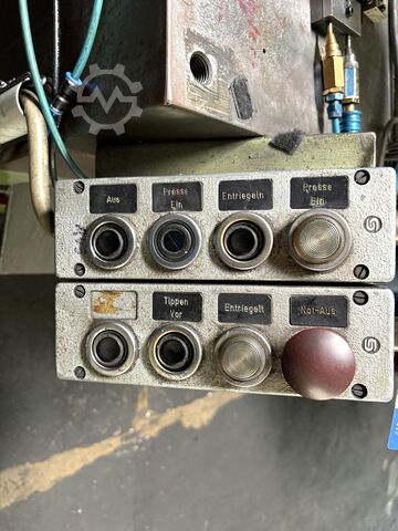 Cold heading machine including vibratory feeder Cold heading machine including vibrating feeder