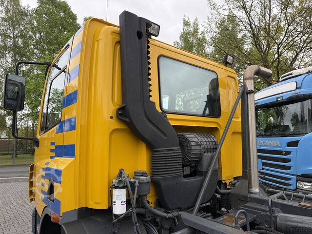 Tipper truck Daf CF 220 Haken Ex-Flughafen