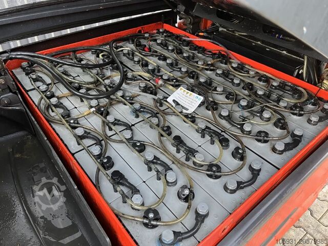 Electric 4-wheel forklift Linde E30L-01