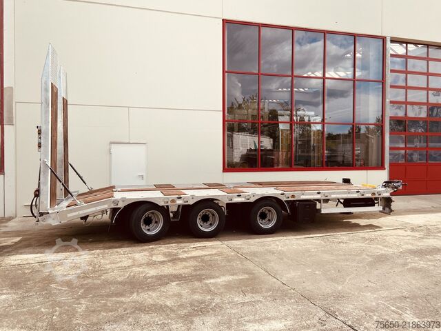 Low loader trailer Möslein TT 31  31 t GG Tridem- Tieflader 3 Achs, gelenktNeufahrzeug