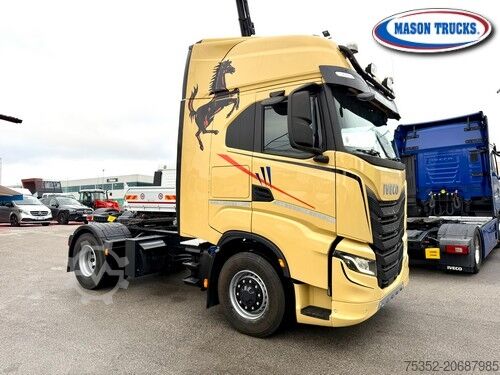 Standard road tractor Iveco X-Way 510 Hi-Traction 4x4