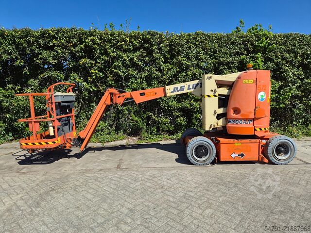 Articulated boom lift JLG E300AJP