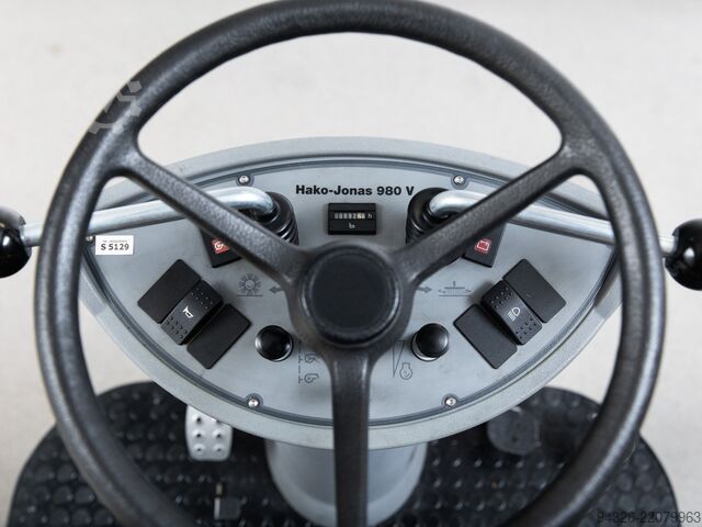 Hako Jonas 980 V Sweeper Benzin Hako Jonas 900 V - 2010Bj - 892h - 5700m²/h