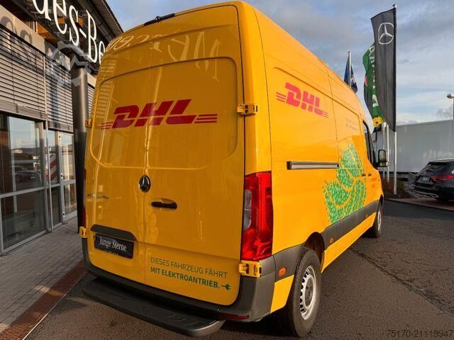 High-roof van Mercedes-Benz eSprinter 312 DHL Regal KEP-Ausbau